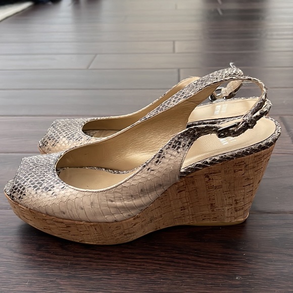 Stuart Weitzman Women’s Snakeskin Wedges - Picture 2 of 4